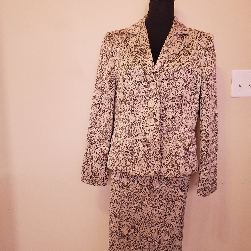 Skirt suit